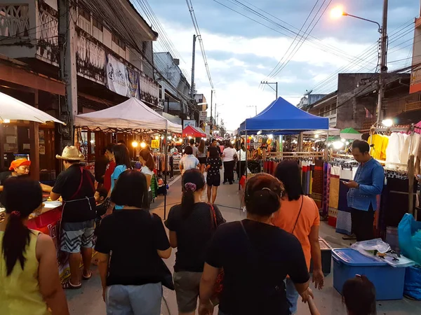 CHIANG MAI, THAILAND - SETEMBRO 29: Não identificado asiático pessoas comprando bens no mercado de rua à noite em setembro 29, 2017 em Chiang Mai, Tailândia . — Fotografia de Stock