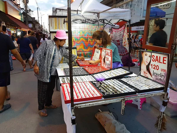 Чіанг травня, Таїланд - 29 вересня: Невідомі жінку покупка lotery в Маркет стріт увечері у 29 вересня 2017 в Чіанг травня, Таїланд. — стокове фото