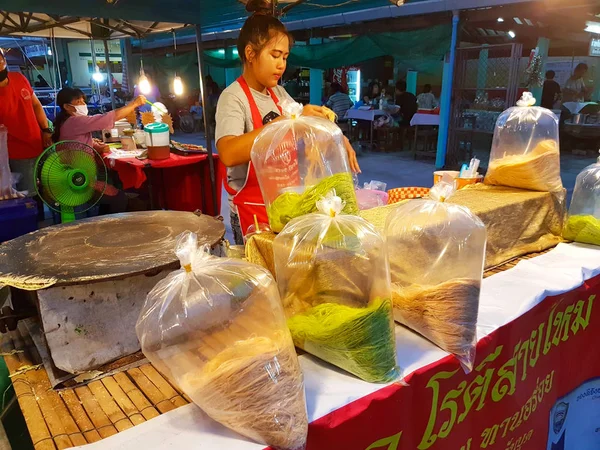 Чіанг май, Таїланд - 29 вересня: Невідомі азіатських продаж жінки тайський цукрова вата буріто млинець увечері у 29 вересня 2017 в Чіанг травня, Таїланд. — стокове фото