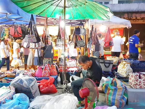 CHIANG MAI, THAILAND - 29 DE SETEMBRO: Homem asiático não identificado vendendo sacos no mercado de rua à noite em 29 de setembro de 2017 em Chiang Mai, Tailândia . — Fotografia de Stock