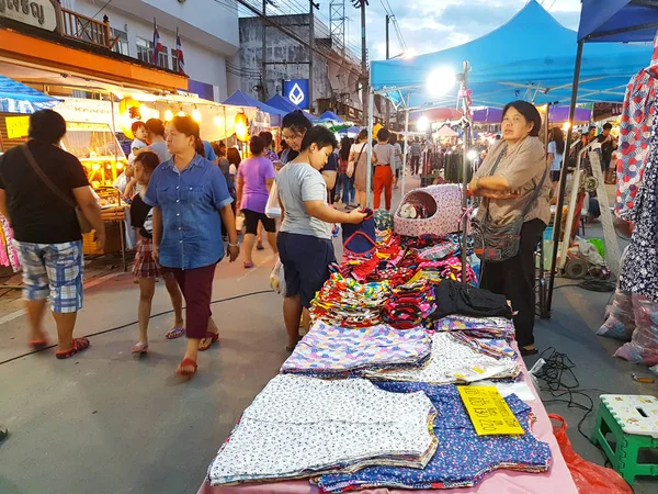 CHIANG MAI, THAILAND - SETEMBRO 29: Não identificado asiático pessoas comprando bens no mercado de rua à noite em setembro 29, 2017 em Chiang Mai, Tailândia . — Fotografia de Stock