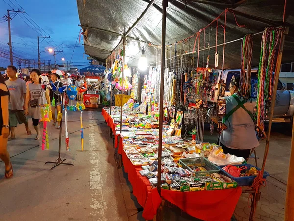 Chiang Mai, Tayland - 29 Eylül: kimliği belirsiz Asyalı insanlar üzerinde 29 Eylül 2017 Chiang Mai, Tayland akşamları semt pazarı yürüyüş.