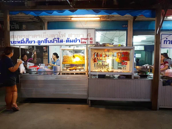 CHIANG MAI, THAILAND - SETEMBRO 29: Não identificado asiático pessoas vendendo macarrão no mercado de rua à noite em setembro 29, 2017 em Chiang Mai, Tailândia . — Fotografia de Stock