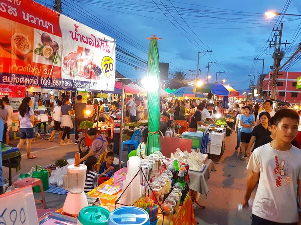 Chiang Mai, Tayland - 29 Eylül: kimliği belirsiz Asyalı insanlar üzerinde 29 Eylül 2017 Chiang Mai, Tayland akşamları semt pazarı yürüyüş. — Stok fotoğraf