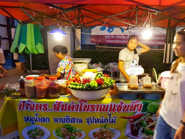 Chiang Mai, Tayland - 29 Eylül: 29 Eylül 2017 Chiang Mai, Tayland akşamı papaya salatası sokak pazarında satış kimliği belirsiz Asyalı insanlar.