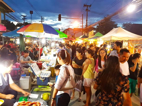 Chiang Mai, Thaiföld - szeptember 29: Azonosítatlan ázsiai emberek gyaloglás utcai piac, az esti órákban, a szeptember 29, 2017-ben Chiang Mai, Thaiföld. — Stock Fotó