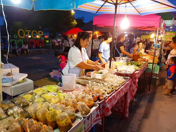 Chiang Mai, Thajsko - 29. září: Neznámé asijské lidé prodávají potraviny na pouliční trh ve večerních hodinách na 29 září 2017 v Chiang Mai, Thajsko. — Stock fotografie