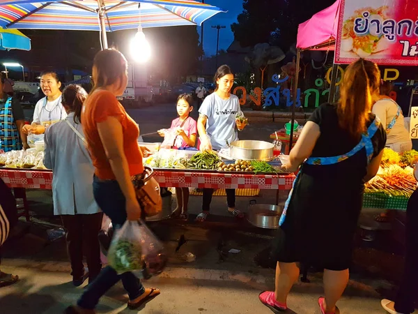 CHIANG MAI, TAILANDIA - 29 DE SEPTIEMBRE: Personas asiáticas no identificadas caminando en el mercado callejero por la noche el 29 de septiembre de 2017 en Chiang Mai, Tailandia . —  Fotos de Stock