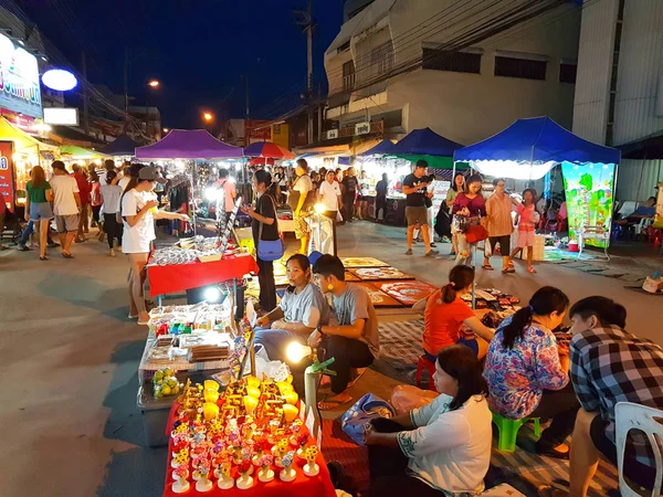 CHIANG MAI, TAILANDIA - 29 DE SEPTIEMBRE: Personas asiáticas no identificadas caminando en el mercado callejero por la noche el 29 de septiembre de 2017 en Chiang Mai, Tailandia . —  Fotos de Stock