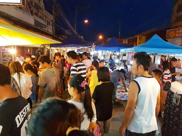 Чіанг травня, Таїланд - 29 вересня: Невідомі азіатських людей, що йдуть на Маркет стріт увечері у 29 вересня 2017 в Чіанг травня, Таїланд. — стокове фото