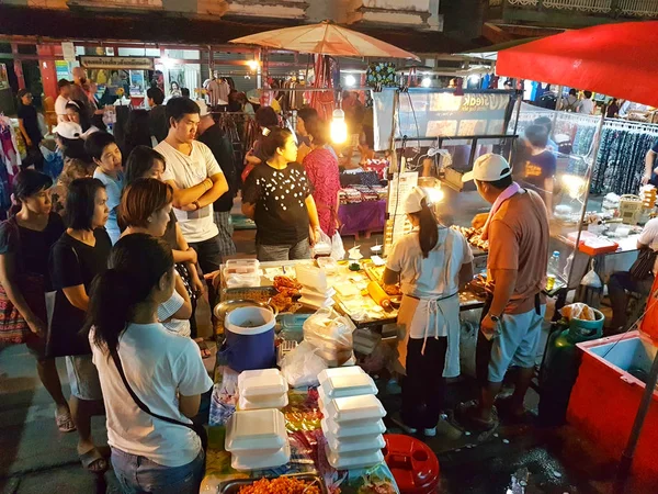 CHIANG MAI, TAILANDIA - 29 DE SEPTIEMBRE: Personas asiáticas no identificadas comprando alimentos en el mercado callejero por la noche el 29 de septiembre de 2017 en Chiang Mai, Tailandia . —  Fotos de Stock