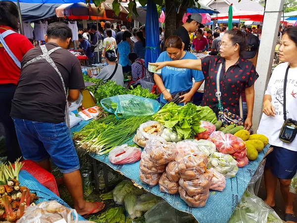 Chiang Mai, Tayland - 29 Eylül: kimliği belirsiz Asyalı insanlar üzerinde 29 Eylül 2017 Chiang Mai, Tayland akşamları semt pazarı sebze satın alma.