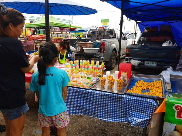 Чіанг травня, Таїланд - 29 вересня: Невідомі азіатських людей, що купують солодощі в Маркет стріт увечері у 29 вересня 2017 в Чіанг травня, Таїланд. — стокове фото