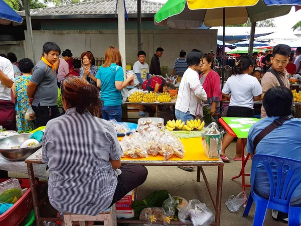 Chiang Mai, Tayland - 29 Eylül: kimliği belirsiz Asyalı insanlar üzerinde 29 Eylül 2017 Chiang Mai, Tayland akşamları semt pazarı yürüyüş.