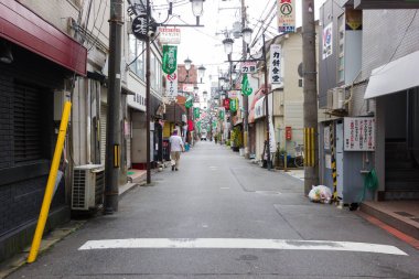 Osaka, Japonya - 17 Eylül: banliyösü olan Osaka city Osaka, Japonya'da 17 Eylül 2017 üzerinde yürüyen Asya adam ile küçük sokakta.
