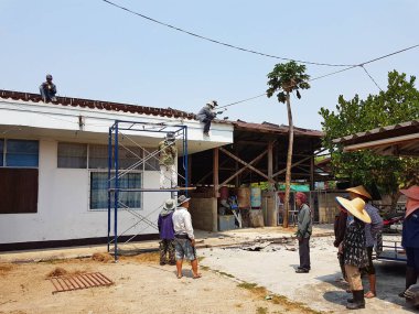 Chiang Rai, Tayland - 29 Mart: onarımı veya Tay Protestan Kilisesi Çatı Chiang rai, Tayland 29 Mart 2017 üzerinde değişen tanımlanamayan işçi.