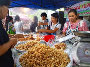 Chiang Mai, Tayland - 29 Eylül: 29 Eylül 2017 Chiang Mai, Tayland akşamı semt pazarı, gevrek domuz deri satış kimliği belirsiz Asyalı insanlar.