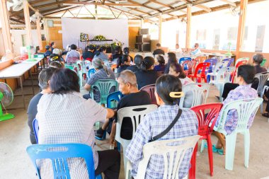 Chiang Rai, Tayland - 19 Nisan: kimliği belirsiz Asyalı insanlar katılan Tay geleneksel Hıristiyan cenaze üzerinde 19 Nisan 2017 yılında Chiang rai, Tayland.