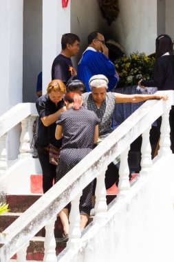 Chiang Rai, Tayland - 19 Nisan: kimliği belirsiz Asyalı yaşlı Tay geleneksel Hıristiyan cenaze adımda 19 Nisan 2017 üzerinde yürüyen Chiang rai, Tayland kadın.