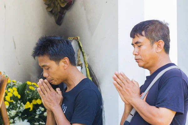CHIANG RAI, THAÏLANDE - 19 AVRIL : Une famille asiatique non identifiée de morts remercie les personnes qui sont venues aux funérailles le 19 avril 2017 dans la région de Chiang, en Thaïlande . — Photo