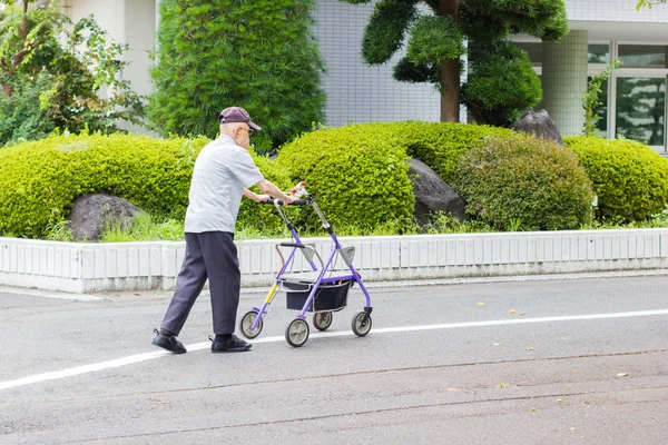 Tokyo, Japonya - 16 Eylül: tekerlek uyandıran ile Tama Zensho hastanede 16 Eylül 2017 Tokyo, Japonya'da egzersiz için yürüyen kimliği belirsiz Asyalı eski cüzzam adam.