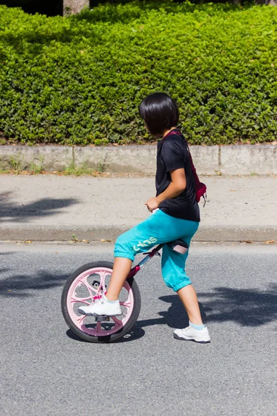 Osaka, Japonia - 18 września: niezidentyfikowany Azjatycka mała dziewczynka począwszy od jazdy na monocyklu (jedno koło roweru) w parku na 18 września 2017 w Osaka, Japonia. — Zdjęcie stockowe