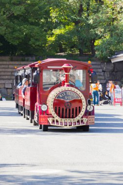 Osaka, Japonya - 18 Eylül: otururken kimliği belirsiz Asyalı turist getirmek için kırmızı yol Tren Servisi arabaya dön Osaka Kalesi için 18 Eylül 2017 üzerinde Osaka, Japonya.
