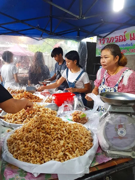 Чіанг май, Таїланд - 29 вересня: Невідомі азіатських людей, що продають хрусткою свинина шкіра на вулиці ринку увечері у 29 вересня 2017 в Чіанг травня, Таїланд. — стокове фото