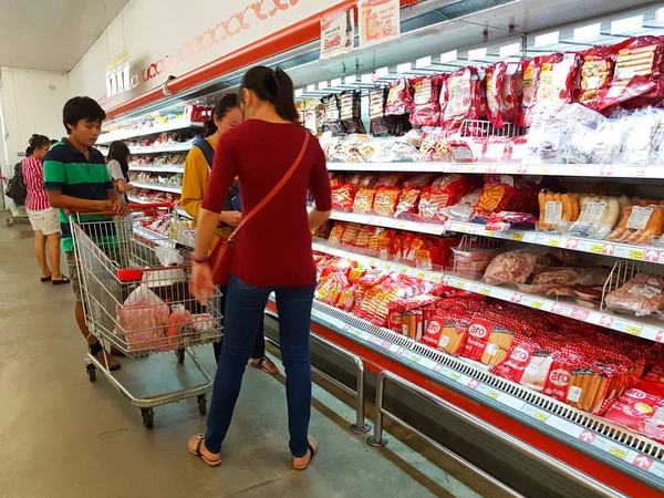 CHIANG MAI, THAILAND - 29 de setembro: asiáticos não identificados comprando salsichas no supermercado em 29 de setembro de 2017 em Chiang Mai, Tailândia . — Fotografia de Stock