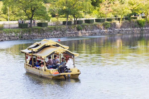 Osaka, Japonia - 18 września: łodzi na rzece z niezidentyfikowane azjatyckich turystów na 18 września 2017 w Osaka, Japonia. — Zdjęcie stockowe