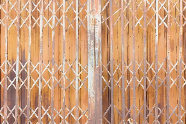 Velho padrão de textura da porta do obturador vintage de aço enferrujado e fundo, Tailândia — Fotografia de Stock