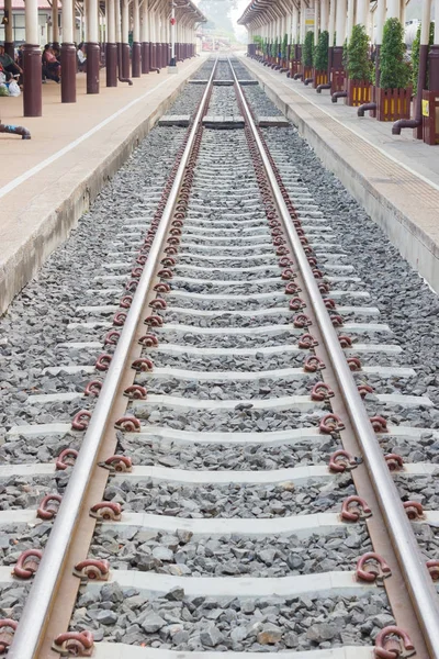 Vías de tren de perspectiva en la estación de tren —  Fotos de Stock