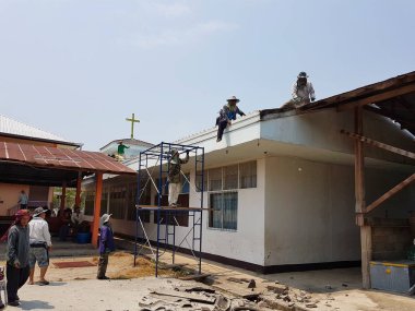 Chiang Rai, Tayland - 29 Mart: onarımı veya Tay Protestan Kilisesi Çatı Chiang rai, Tayland 29 Mart 2017 üzerinde değişen tanımlanamayan işçi.