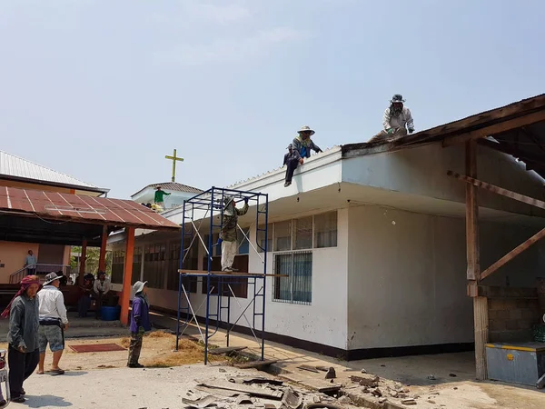 Chiang Rai, Tayland - 29 Mart: onarımı veya Tay Protestan Kilisesi Çatı Chiang rai, Tayland 29 Mart 2017 üzerinde değişen tanımlanamayan işçi.