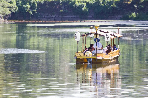 Osaka, Japonya - 18 Eylül: kimliği belirsiz Asyalı turist Nehri üzerinde tekne 18 Eylül 2017 üzerinde oturan Osaka, Japonya.