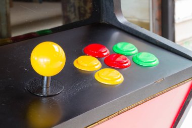 eski bir arcade video oyunu ile altı renkli düğme sarı oyun çubuğu
