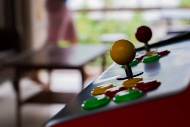 Sarı siluet joystick ve altı renkli düğmesi görüntü arka plan üzerinde eski bir arcade video oyunu