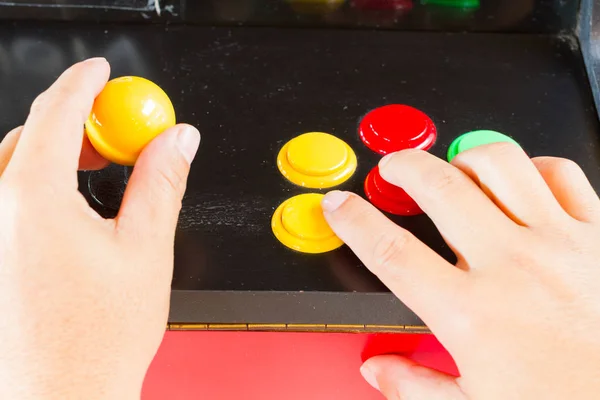 Ręce, dotykając żółty joysticka i przycisków starych wideo gra zręcznościowa — Zdjęcie stockowe