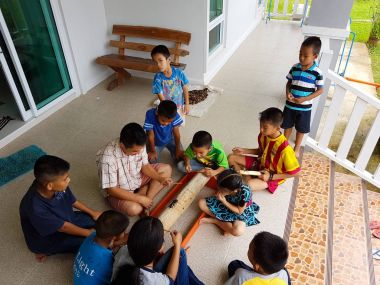 Chiang Rai, Tayland - 9 Eylül: gergedan böceği Chiang rai, Tayland 9 Eylül 2017 üzerinde mücadele izlerken kimliği belirsiz Asyalı çocuk.