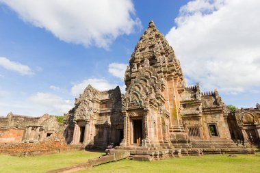 Prasat Hin Phanom basamak veya Phanom basamak taş Castle bir yanardağ kenarında 402 metre (1.319 ft) yükselme Buriram il, Tayland'da ayarla bir Khmer karmaşık tapınaktır.