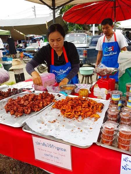 ЧАН МАЙ, ТАЙЛАНД - 29 СЕНТЯБРЯ: Неизвестная азиатская женщина, продающая жареную свинину на уличном рынке вечером 29 сентября 2017 года в Чиангмае, Таиланд . — стоковое фото