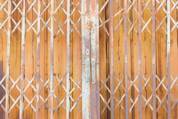 Régi rozsdás acél vintage redőny ajtó mintázat és a háttér, Thaiföld — Stock Fotó
