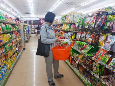 Chiang Rai, Tayland - 6 Kasım: kimliği belirsiz Asyalı kadın raf snacks 6 Kasım 2017 üzerinde seçme Chiang rai, Tayland.