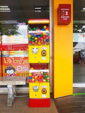Chiang Rai, Tayland - 6 Kasım: Gashapon veya 6 Kasım 2017 yılında Chiang rai, Tayland bir 7-Eleven kolaylık mağazasında kapsül makine.