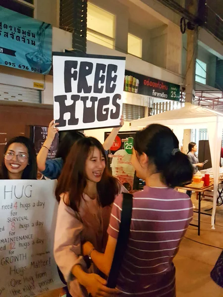 CHIANG RAI, THAILAND - NOVEMBER 11 : unidentified young woman offering free hugs in walking street market on November 11, 2017 in Chiang rai, Thailand. — Stock Photo, Image