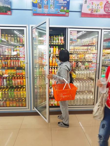 CHIANG RAI, THAILAND - NOVEMBRO 6: mulher asiática não identificada escolhendo bebida em 7-onze loja de conveniência em novembro 6, 2017 em Chiang rai, Tailândia . — Fotografia de Stock