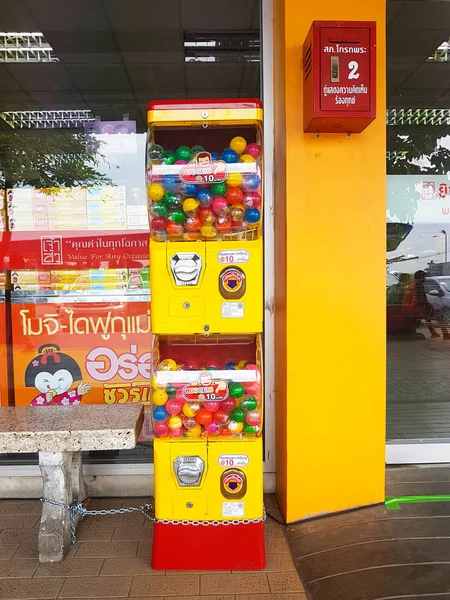 CHIANG RAI, TAILANDIA - 6 DE NOVIEMBRE: Gashapon o máquina de cápsulas en una tienda 7-Eleven el 6 de noviembre de 2017 en Chiang rai, Tailandia . —  Fotos de Stock