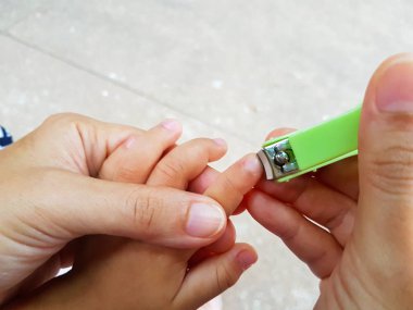 yakın çekim anne kesme tırnakları bebeği için