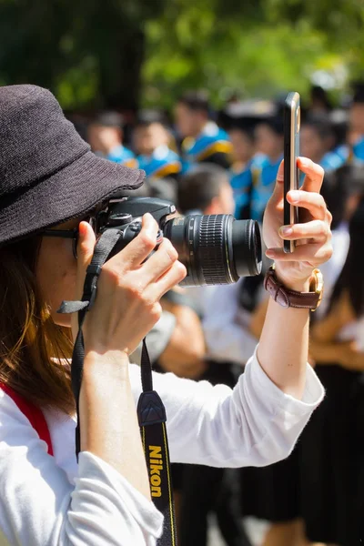 CHIANG RAI, THAILAND - OCTOBER 5 : unidentified asian woman taking photo with camera and smartphone at the same time on October 5, 2017 in Chiang rai, Thailand. — Stock Photo, Image