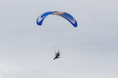Chiangrai, Tayland - 29 Aralık: üzerinde 29 Aralık 2017 Chiangrai, Tayland'de motor planör paraşüt ile gökyüzünde uçan tanımlanamayan pilot.